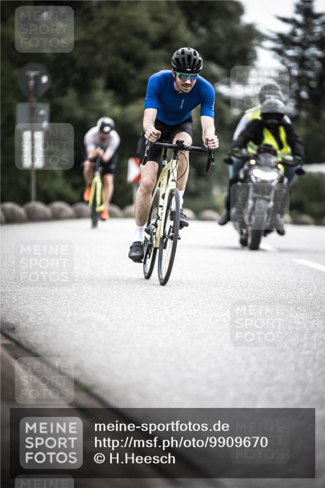 21.06.2026 - 29. Vierlanden-Triathlon H.Heesch http://msf.ph/oto/9909670 21.06.2026 11:55:26 Radfahren 221, 225, 680, 781, 811, 835, 863, 893 meine-sportfotos.de