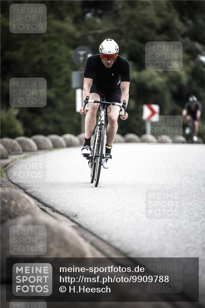 21.06.2026 - 29. Vierlanden-Triathlon H.Heesch http://msf.ph/oto/9909788 21.06.2026 11:56:21 Radfahren 17, 644, 704, 887 meine-sportfotos.de