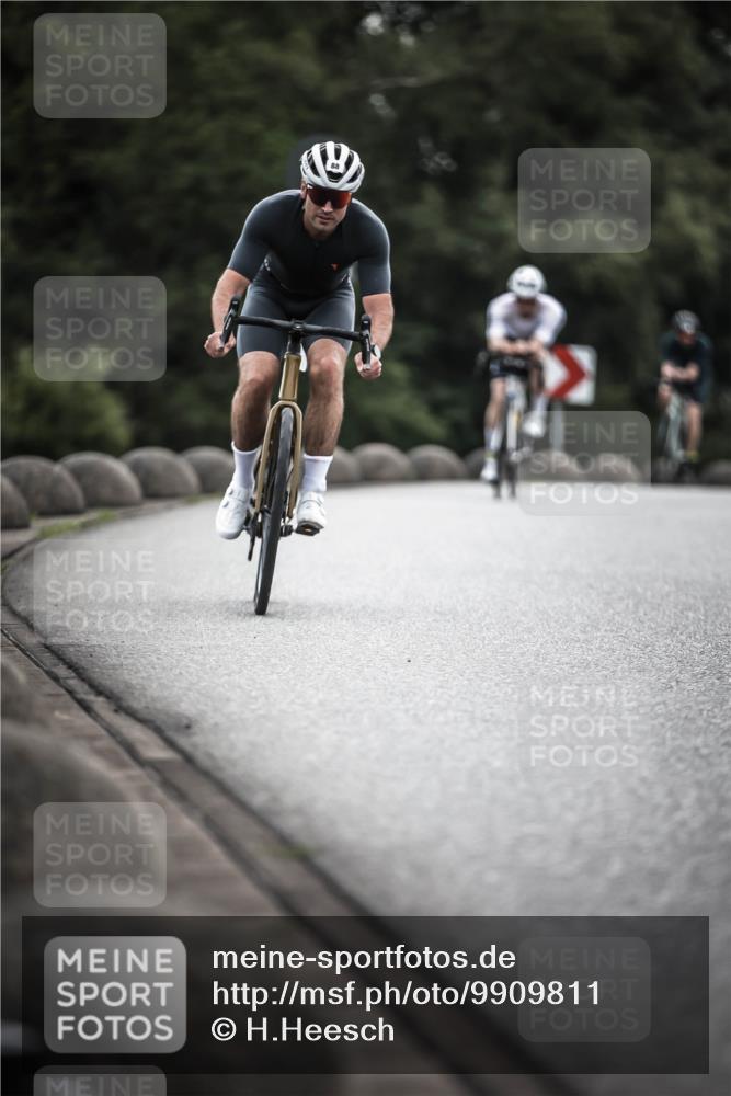 21.06.2026 - 29. Vierlanden-Triathlon H.Heesch http://msf.ph/oto/9909811 21.06.2026 09:29:55 Radfahren 7, 38, 67, 82, 88, 100, 109 meine-sportfotos.de