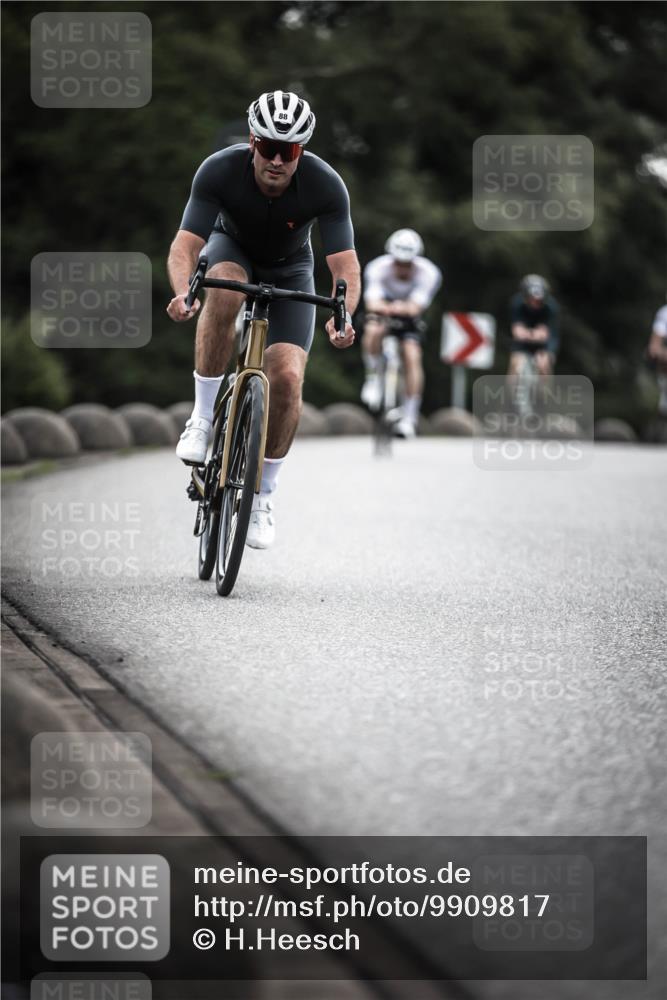 21.06.2026 - 29. Vierlanden-Triathlon H.Heesch http://msf.ph/oto/9909817 21.06.2026 09:29:55 Radfahren 7, 38, 67, 82, 88, 100, 109 meine-sportfotos.de