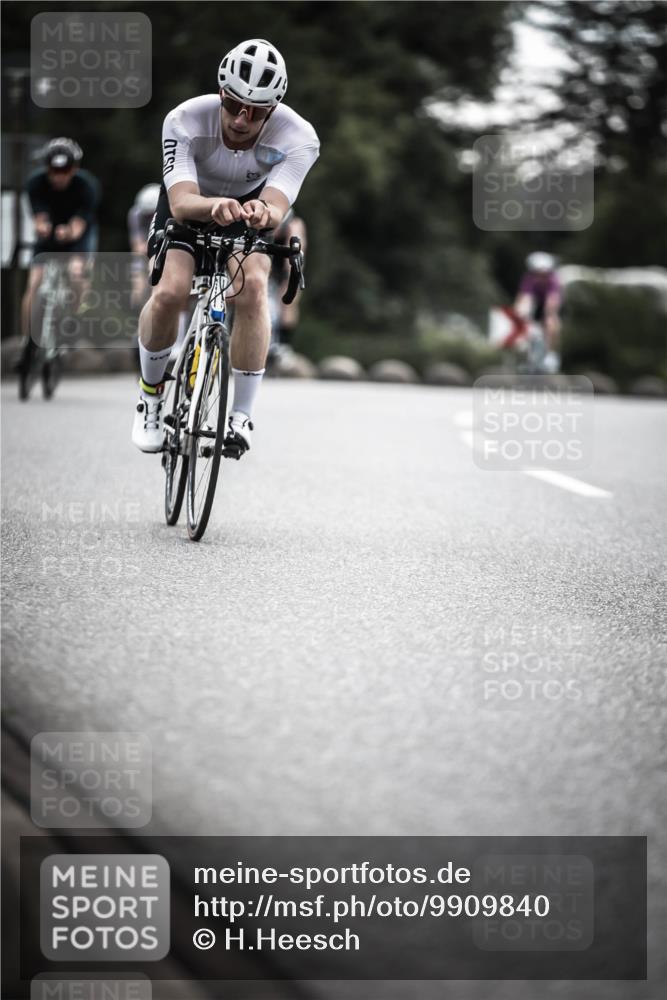 21.06.2026 - 29. Vierlanden-Triathlon H.Heesch http://msf.ph/oto/9909840 21.06.2026 09:29:57 Radfahren 7, 38, 59, 67, 82, 88, 100, 109, 163, 276 meine-sportfotos.de