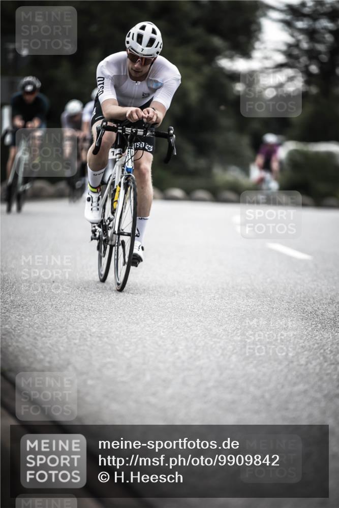21.06.2026 - 29. Vierlanden-Triathlon H.Heesch http://msf.ph/oto/9909842 21.06.2026 09:29:58 Radfahren 7, 38, 59, 67, 82, 88, 100, 109, 163, 276 meine-sportfotos.de