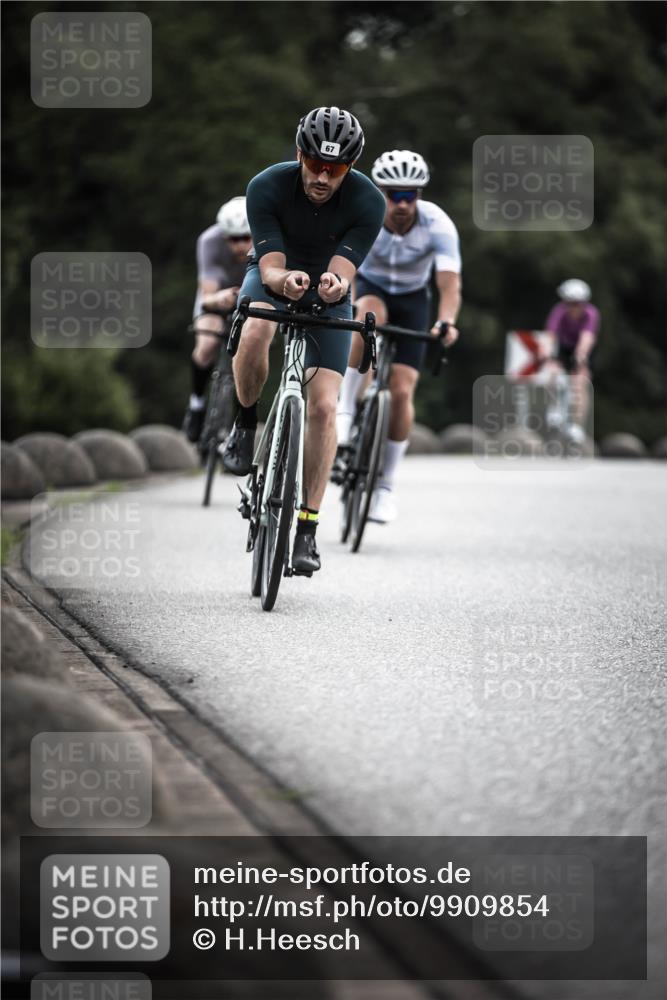 21.06.2026 - 29. Vierlanden-Triathlon H.Heesch http://msf.ph/oto/9909854 21.06.2026 09:29:59 Radfahren 7, 38, 59, 67, 82, 88, 100, 109, 163, 276 meine-sportfotos.de