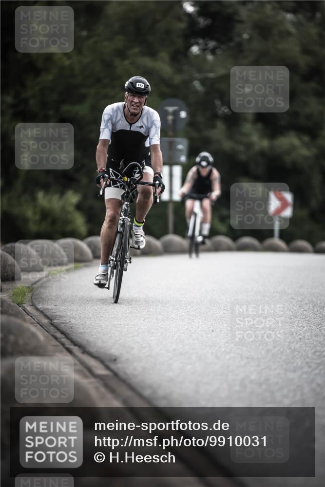 21.06.2026 - 29. Vierlanden-Triathlon H.Heesch http://msf.ph/oto/9910031 21.06.2026 09:30:21 Radfahren 80, 118, 133, 246 meine-sportfotos.de