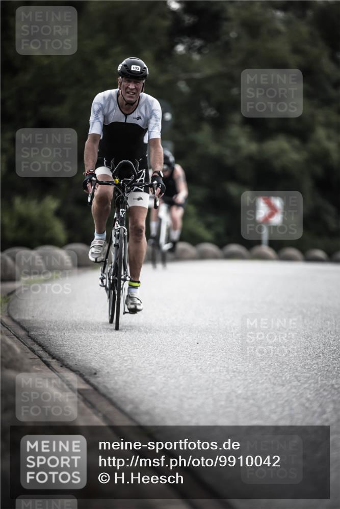 21.06.2026 - 29. Vierlanden-Triathlon H.Heesch http://msf.ph/oto/9910042 21.06.2026 09:30:21 Radfahren 80, 118, 133, 246 meine-sportfotos.de