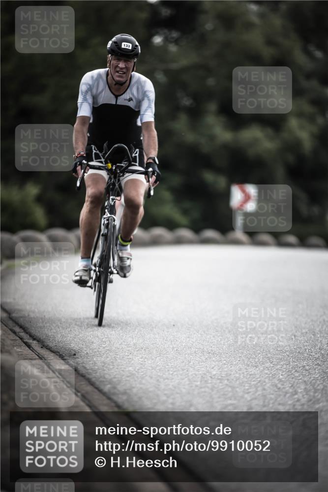 21.06.2026 - 29. Vierlanden-Triathlon H.Heesch http://msf.ph/oto/9910052 21.06.2026 09:30:21 Radfahren 80, 118, 133, 246 meine-sportfotos.de