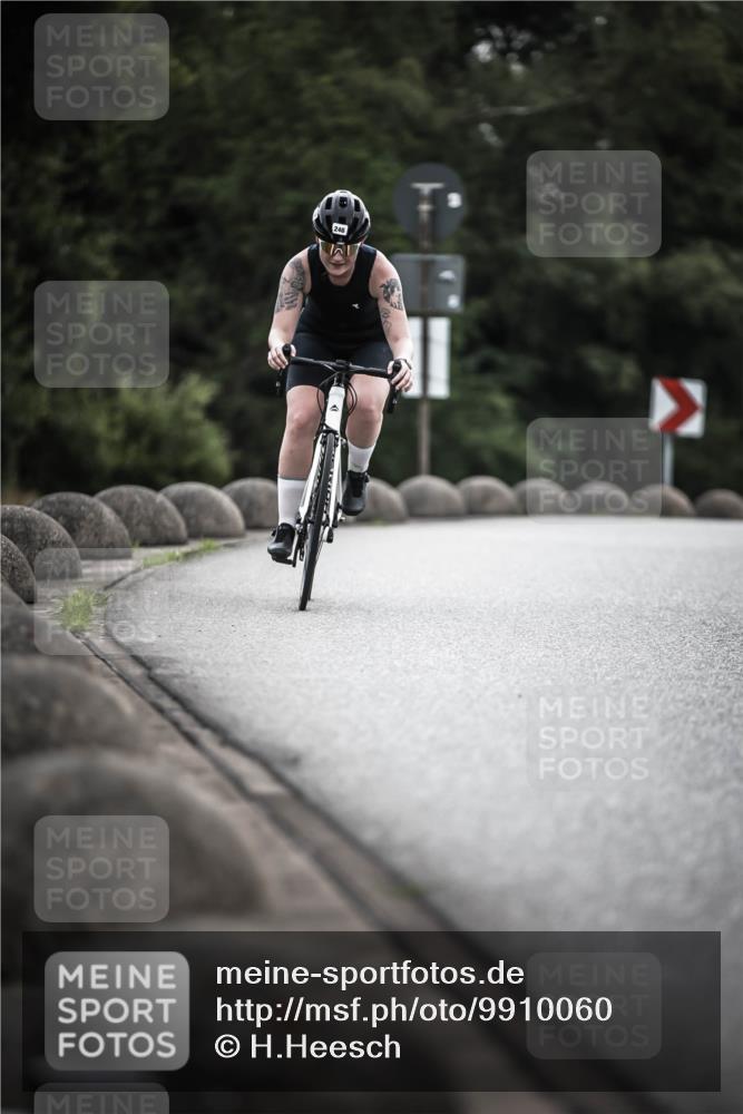 21.06.2026 - 29. Vierlanden-Triathlon H.Heesch http://msf.ph/oto/9910060 21.06.2026 09:30:23 Radfahren 80, 133, 246 meine-sportfotos.de