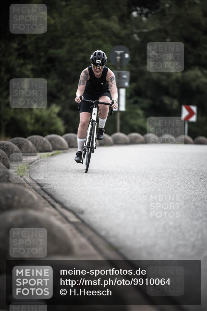 21.06.2026 - 29. Vierlanden-Triathlon H.Heesch http://msf.ph/oto/9910064 21.06.2026 09:30:23 Radfahren 80, 133, 246 meine-sportfotos.de