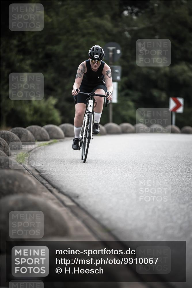 21.06.2026 - 29. Vierlanden-Triathlon H.Heesch http://msf.ph/oto/9910067 21.06.2026 09:30:23 Radfahren 80, 133, 246 meine-sportfotos.de