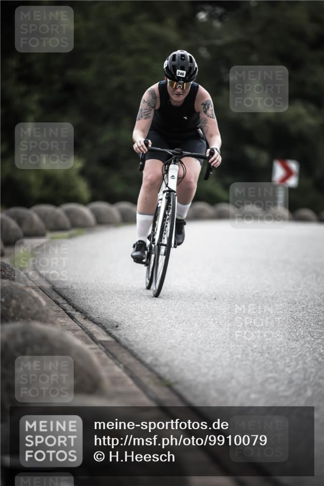 21.06.2026 - 29. Vierlanden-Triathlon H.Heesch http://msf.ph/oto/9910079 21.06.2026 09:30:23 Radfahren 80, 133, 246 meine-sportfotos.de