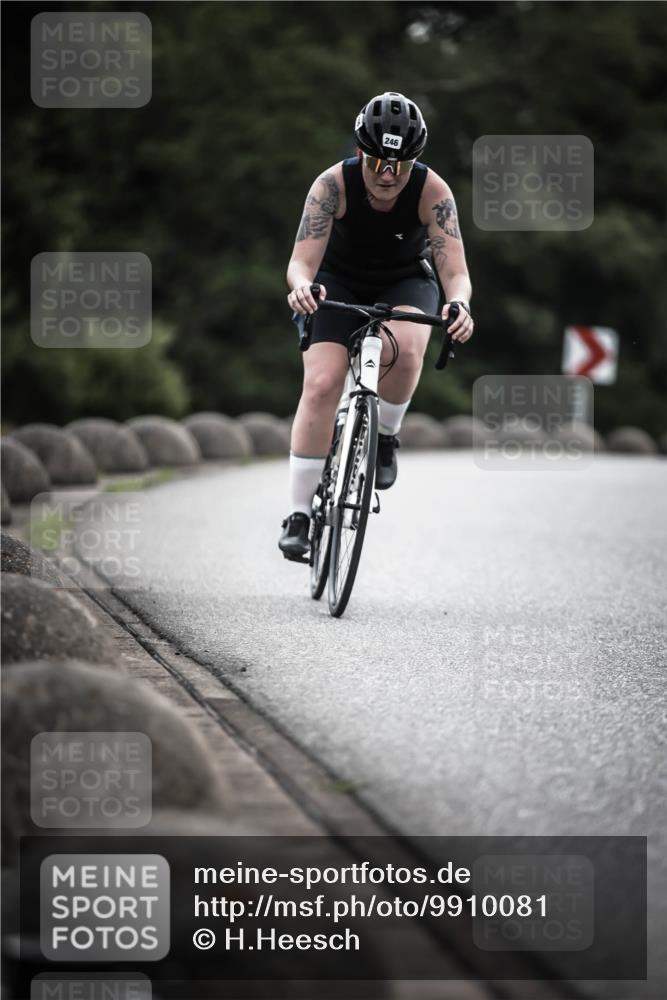 21.06.2026 - 29. Vierlanden-Triathlon H.Heesch http://msf.ph/oto/9910081 21.06.2026 09:30:23 Radfahren 80, 133, 246 meine-sportfotos.de