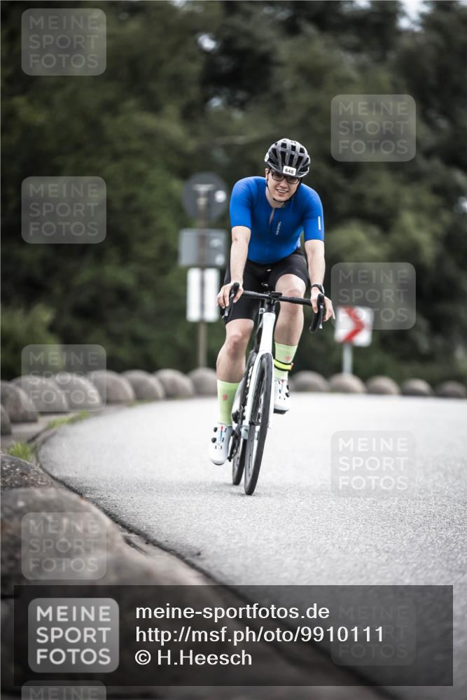 21.06.2026 - 29. Vierlanden-Triathlon H.Heesch http://msf.ph/oto/9910111 21.06.2026 11:57:35 Radfahren 635, 648 meine-sportfotos.de