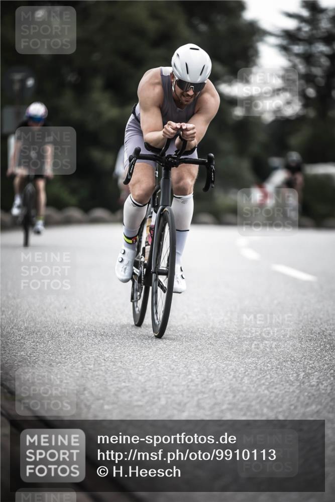 21.06.2026 - 29. Vierlanden-Triathlon H.Heesch http://msf.ph/oto/9910113 21.06.2026 09:30:34 Radfahren 35, 147, 159, 225, 248, 295 meine-sportfotos.de