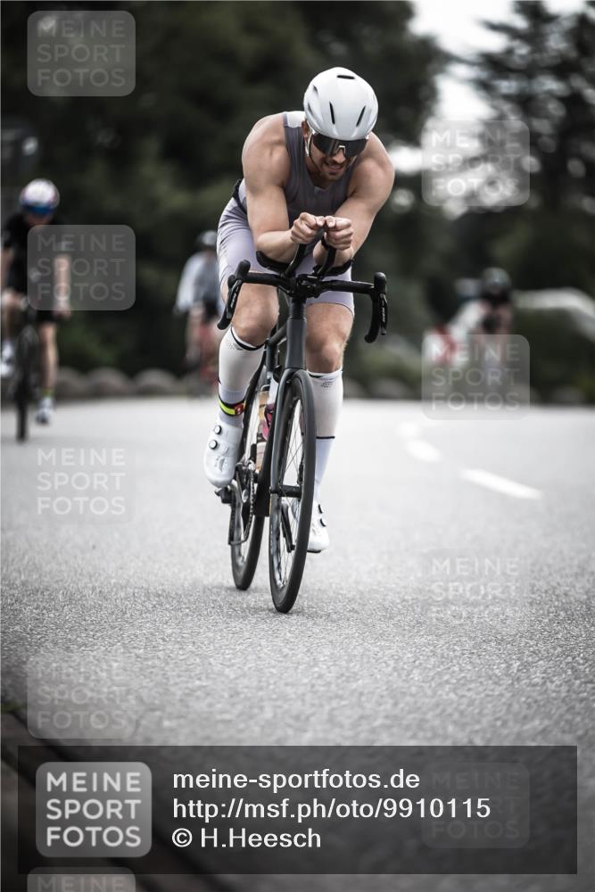 21.06.2026 - 29. Vierlanden-Triathlon H.Heesch http://msf.ph/oto/9910115 21.06.2026 09:30:34 Radfahren 35, 147, 159, 225, 248, 295 meine-sportfotos.de