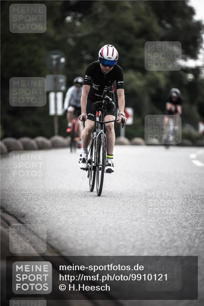 21.06.2026 - 29. Vierlanden-Triathlon H.Heesch http://msf.ph/oto/9910121 21.06.2026 09:30:35 Radfahren 35, 147, 159, 225, 248, 295 meine-sportfotos.de