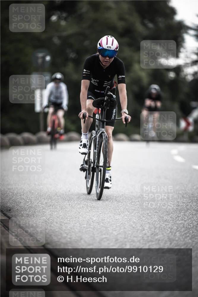 21.06.2026 - 29. Vierlanden-Triathlon H.Heesch http://msf.ph/oto/9910129 21.06.2026 09:30:35 Radfahren 35, 147, 159, 225, 248, 295 meine-sportfotos.de