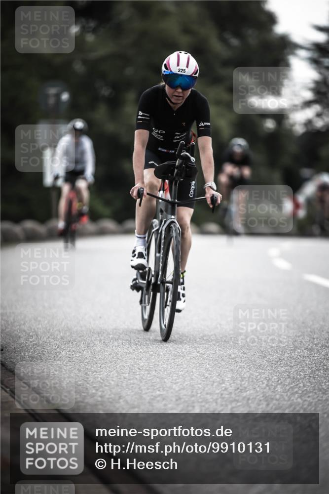 21.06.2026 - 29. Vierlanden-Triathlon H.Heesch http://msf.ph/oto/9910131 21.06.2026 09:30:36 Radfahren 35, 147, 159, 225, 248, 295 meine-sportfotos.de