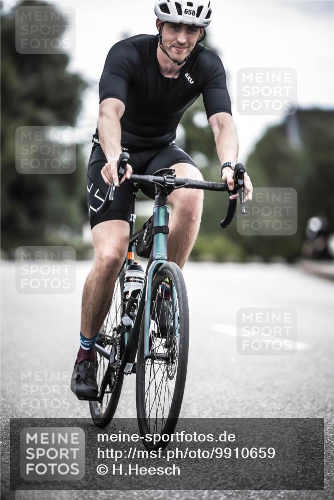 21.06.2026 - 29. Vierlanden-Triathlon H.Heesch http://msf.ph/oto/9910659 21.06.2026 12:00:40 Radfahren 658 meine-sportfotos.de