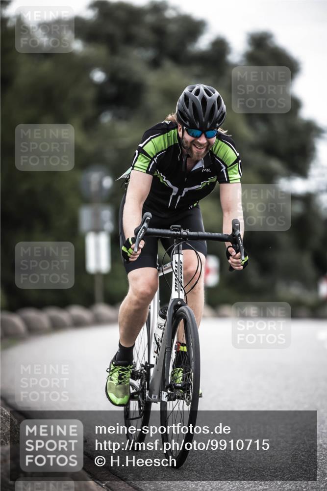 21.06.2026 - 29. Vierlanden-Triathlon H.Heesch http://msf.ph/oto/9910715 21.06.2026 12:01:28 Radfahren 665, 719, 896 meine-sportfotos.de
