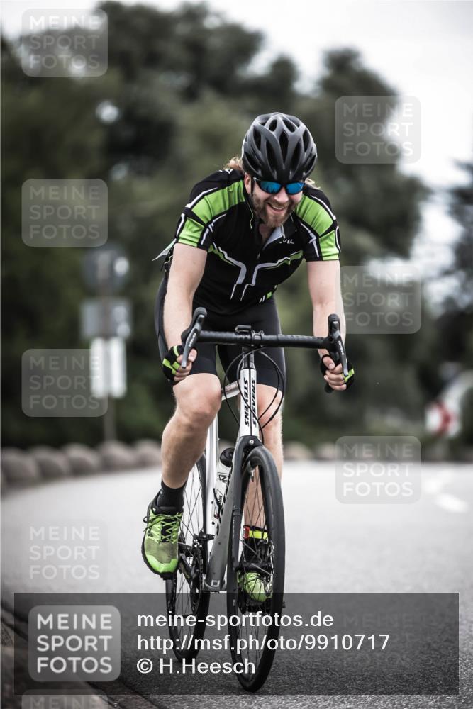 21.06.2026 - 29. Vierlanden-Triathlon H.Heesch http://msf.ph/oto/9910717 21.06.2026 12:01:28 Radfahren 665, 719, 896 meine-sportfotos.de