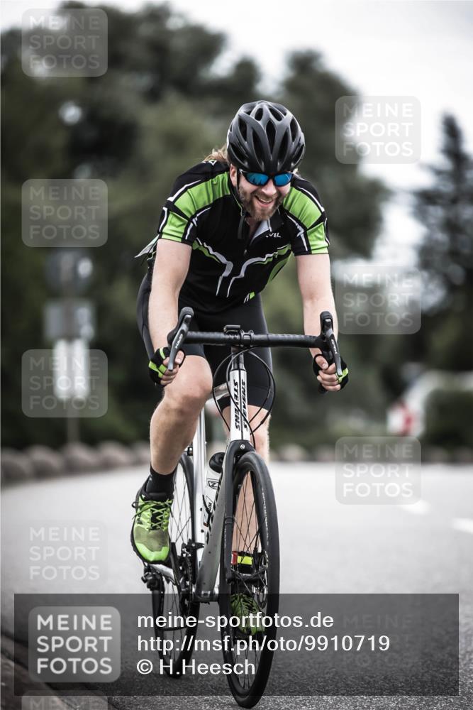 21.06.2026 - 29. Vierlanden-Triathlon H.Heesch http://msf.ph/oto/9910719 21.06.2026 12:01:28 Radfahren 665, 719, 896 meine-sportfotos.de