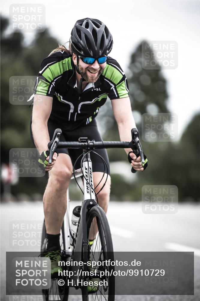 21.06.2026 - 29. Vierlanden-Triathlon H.Heesch http://msf.ph/oto/9910729 21.06.2026 12:01:28 Radfahren 665, 719, 896 meine-sportfotos.de