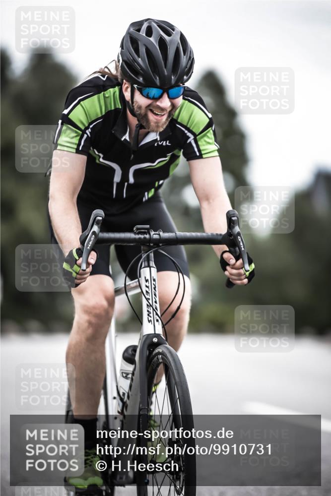 21.06.2026 - 29. Vierlanden-Triathlon H.Heesch http://msf.ph/oto/9910731 21.06.2026 12:01:28 Radfahren 665, 719, 896 meine-sportfotos.de