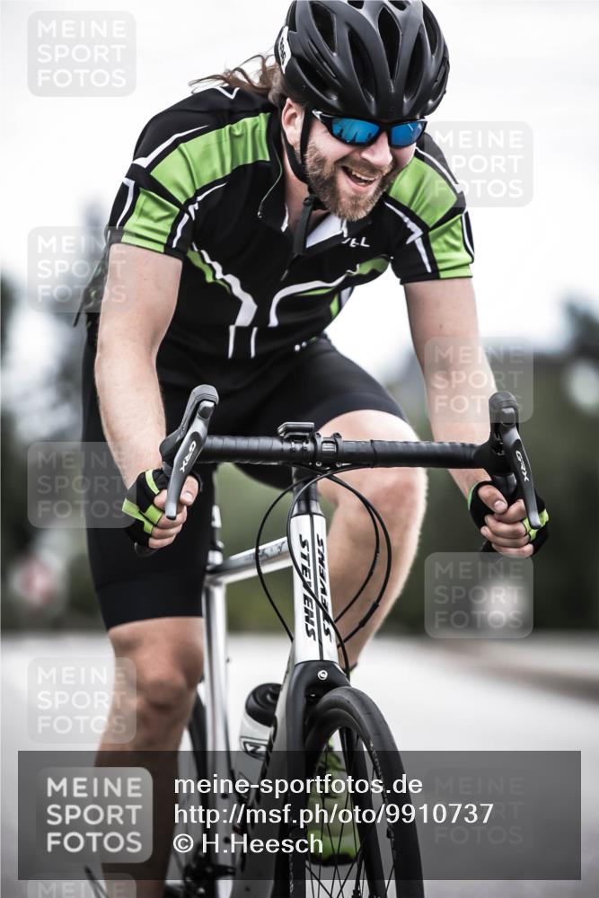 21.06.2026 - 29. Vierlanden-Triathlon H.Heesch http://msf.ph/oto/9910737 21.06.2026 12:01:28 Radfahren 665, 719, 896 meine-sportfotos.de