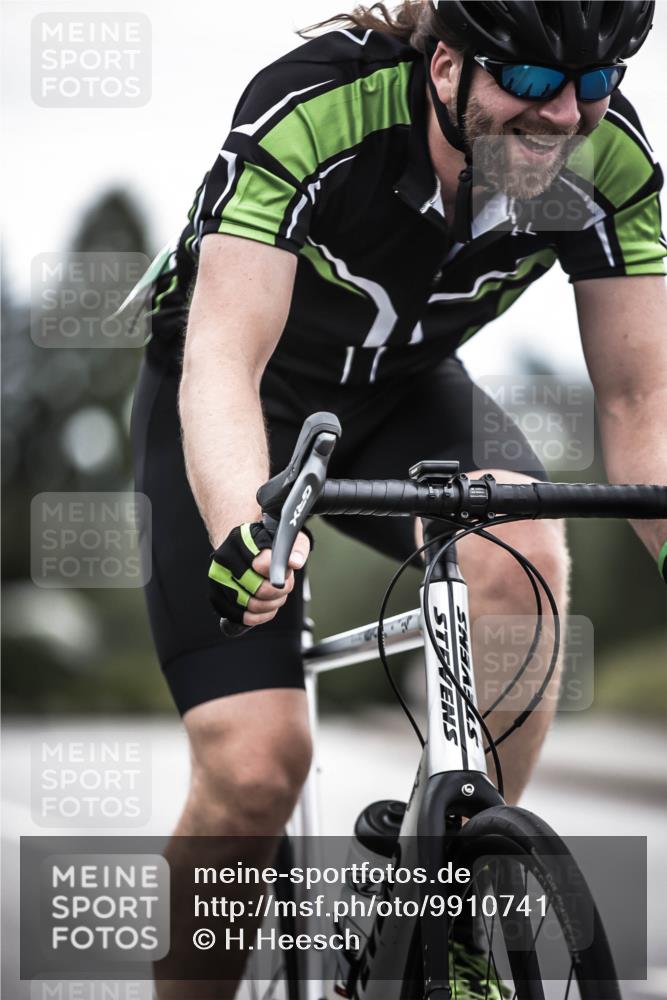 21.06.2026 - 29. Vierlanden-Triathlon H.Heesch http://msf.ph/oto/9910741 21.06.2026 12:01:28 Radfahren 665, 719, 896 meine-sportfotos.de