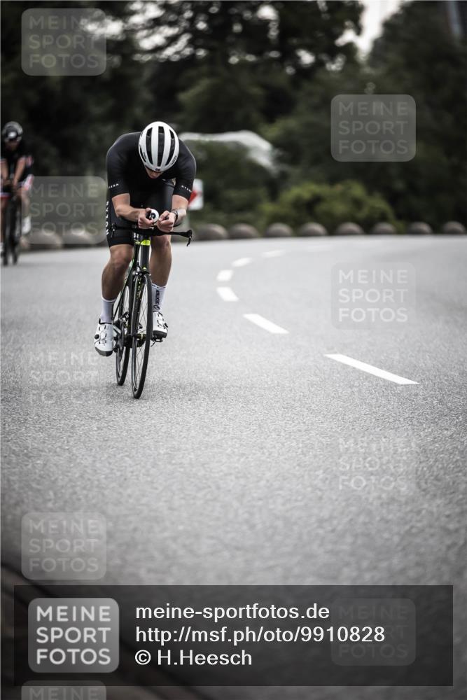21.06.2026 - 29. Vierlanden-Triathlon H.Heesch http://msf.ph/oto/9910828 21.06.2026 09:35:58 Radfahren 75, 86, 90, 176, 198, 200, 270 meine-sportfotos.de