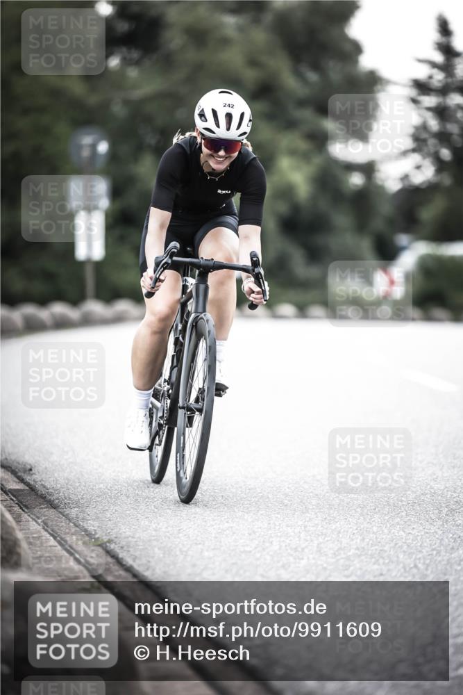 21.06.2026 - 29. Vierlanden-Triathlon H.Heesch http://msf.ph/oto/9911609 21.06.2026 09:43:09 Radfahren 242 meine-sportfotos.de