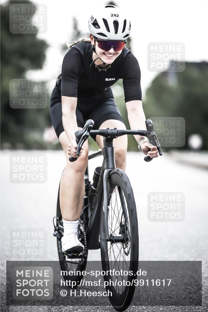 21.06.2026 - 29. Vierlanden-Triathlon H.Heesch http://msf.ph/oto/9911617 21.06.2026 09:43:10 Radfahren 242 meine-sportfotos.de