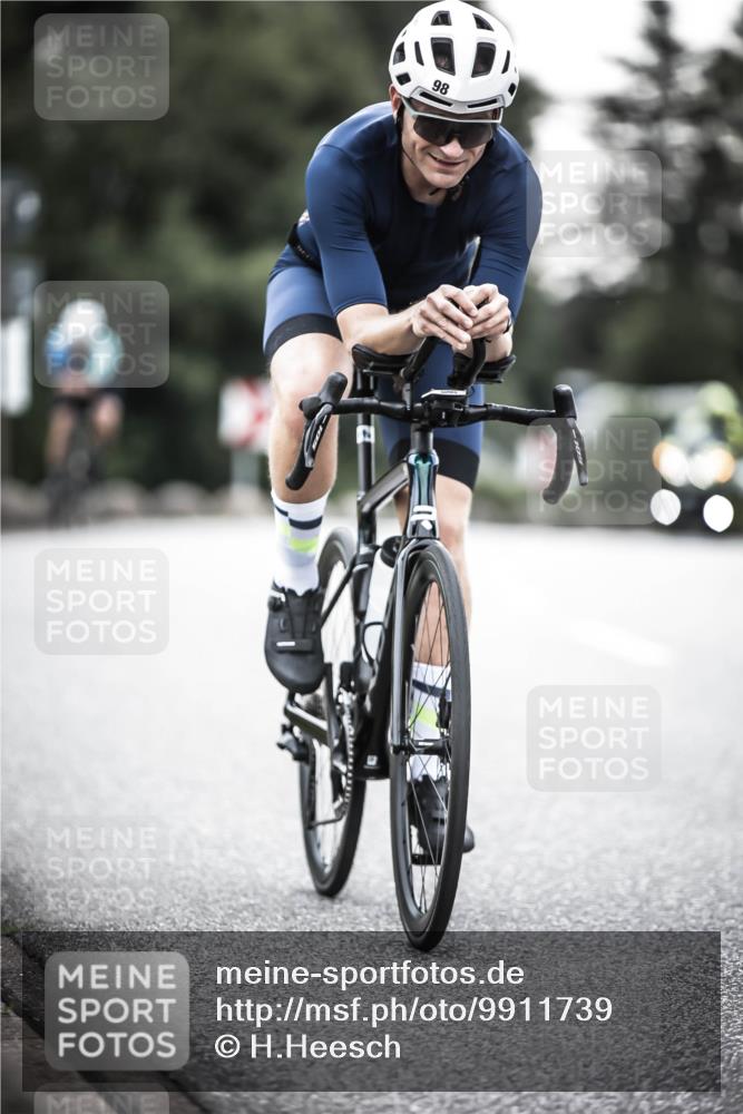 21.06.2026 - 29. Vierlanden-Triathlon H.Heesch http://msf.ph/oto/9911739 21.06.2026 09:44:33 Radfahren 16, 63, 94, 98, 107, 120, 183, 302 meine-sportfotos.de