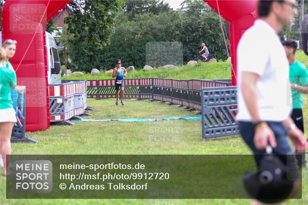 21.06.2026 - 29. Vierlanden-Triathlon Andreas Tolksdorf http://msf.ph/oto/9912720 21.06.2026 10:48:55 Ziel  meine-sportfotos.de