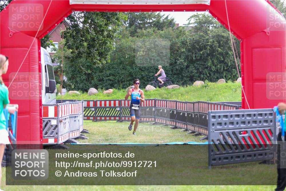 21.06.2026 - 29. Vierlanden-Triathlon Andreas Tolksdorf http://msf.ph/oto/9912721 21.06.2026 10:48:56 Ziel  meine-sportfotos.de