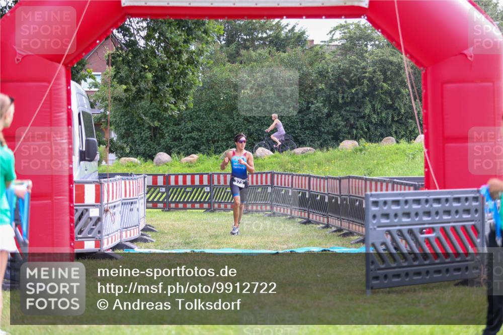 21.06.2026 - 29. Vierlanden-Triathlon Andreas Tolksdorf http://msf.ph/oto/9912722 21.06.2026 10:48:56 Ziel  meine-sportfotos.de