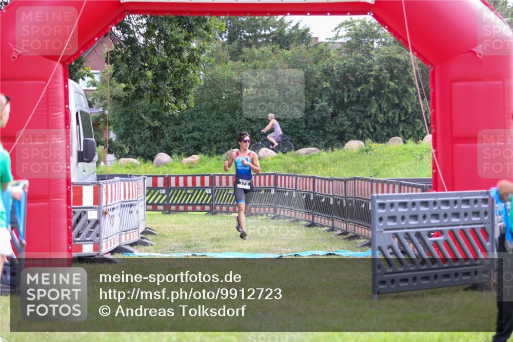 21.06.2026 - 29. Vierlanden-Triathlon Andreas Tolksdorf http://msf.ph/oto/9912723 21.06.2026 10:48:56 Ziel  meine-sportfotos.de