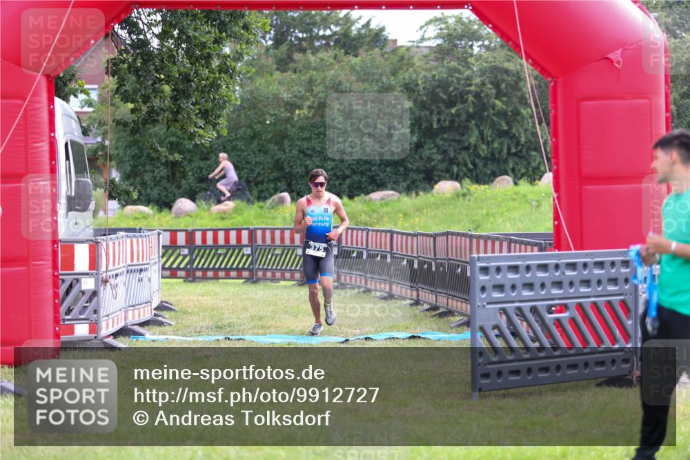 21.06.2026 - 29. Vierlanden-Triathlon Andreas Tolksdorf http://msf.ph/oto/9912727 21.06.2026 10:48:57 Ziel  meine-sportfotos.de