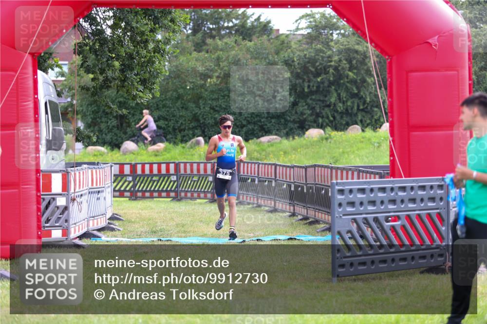 21.06.2026 - 29. Vierlanden-Triathlon Andreas Tolksdorf http://msf.ph/oto/9912730 21.06.2026 10:48:57 Ziel  meine-sportfotos.de