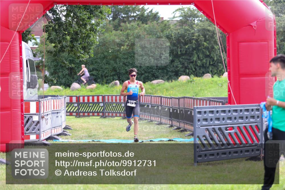 21.06.2026 - 29. Vierlanden-Triathlon Andreas Tolksdorf http://msf.ph/oto/9912731 21.06.2026 10:48:57 Ziel  meine-sportfotos.de