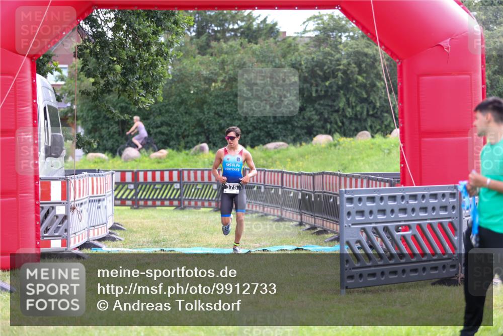 21.06.2026 - 29. Vierlanden-Triathlon Andreas Tolksdorf http://msf.ph/oto/9912733 21.06.2026 10:48:57 Ziel  meine-sportfotos.de
