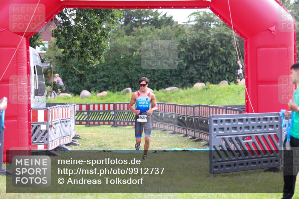 21.06.2026 - 29. Vierlanden-Triathlon Andreas Tolksdorf http://msf.ph/oto/9912737 21.06.2026 10:48:58 Ziel  meine-sportfotos.de