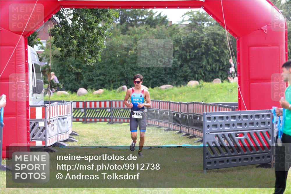 21.06.2026 - 29. Vierlanden-Triathlon Andreas Tolksdorf http://msf.ph/oto/9912738 21.06.2026 10:48:58 Ziel  meine-sportfotos.de