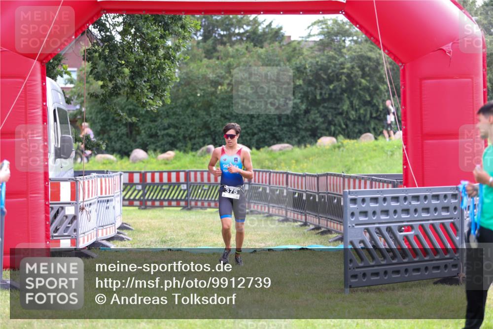 21.06.2026 - 29. Vierlanden-Triathlon Andreas Tolksdorf http://msf.ph/oto/9912739 21.06.2026 10:48:58 Ziel  meine-sportfotos.de