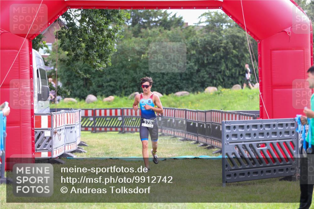 21.06.2026 - 29. Vierlanden-Triathlon Andreas Tolksdorf http://msf.ph/oto/9912742 21.06.2026 10:48:58 Ziel  meine-sportfotos.de
