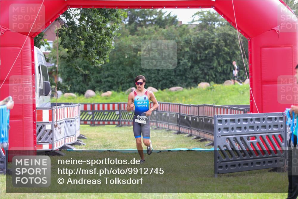 21.06.2026 - 29. Vierlanden-Triathlon Andreas Tolksdorf http://msf.ph/oto/9912745 21.06.2026 10:48:58 Ziel  meine-sportfotos.de