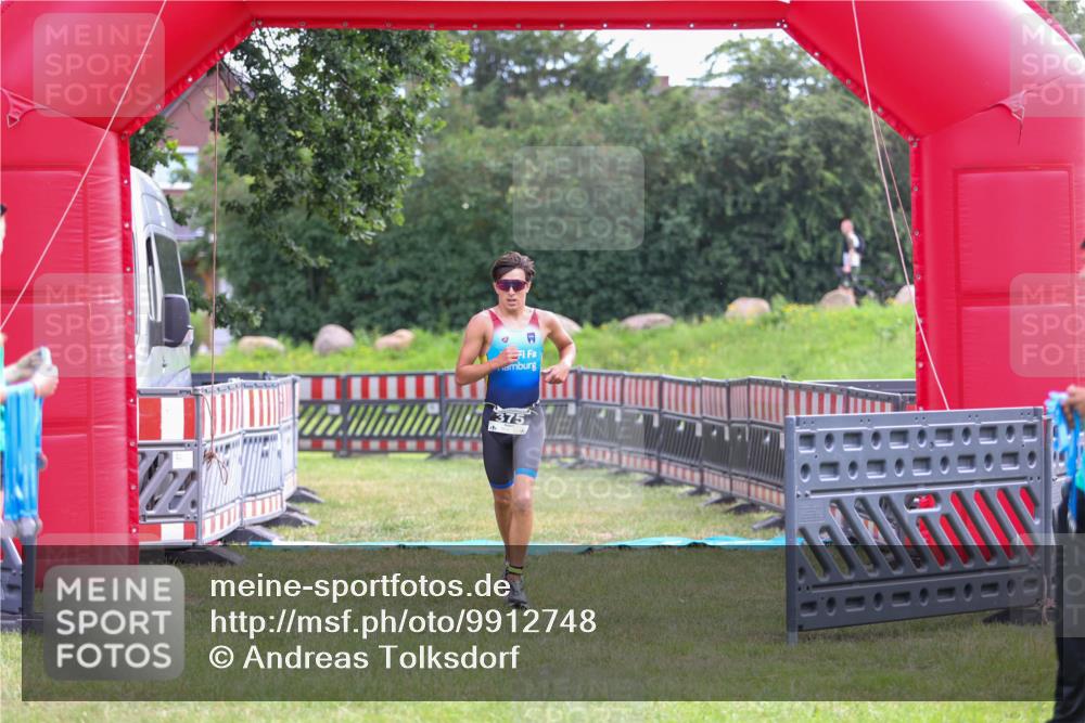 21.06.2026 - 29. Vierlanden-Triathlon Andreas Tolksdorf http://msf.ph/oto/9912748 21.06.2026 10:48:58 Ziel  meine-sportfotos.de