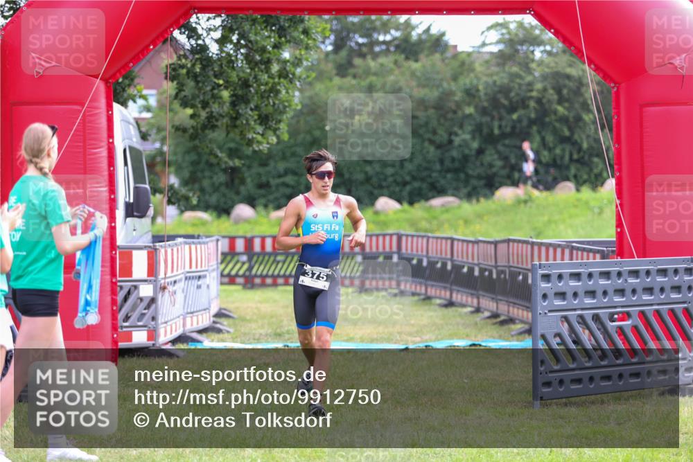 21.06.2026 - 29. Vierlanden-Triathlon Andreas Tolksdorf http://msf.ph/oto/9912750 21.06.2026 10:48:59 Ziel  meine-sportfotos.de