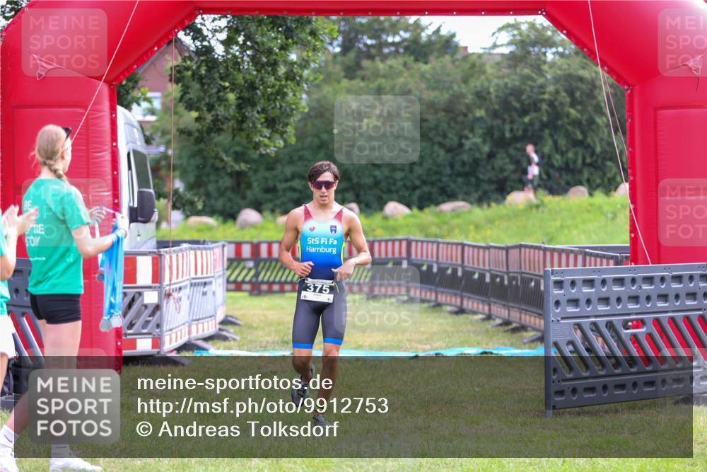 21.06.2026 - 29. Vierlanden-Triathlon Andreas Tolksdorf http://msf.ph/oto/9912753 21.06.2026 10:48:59 Ziel  meine-sportfotos.de