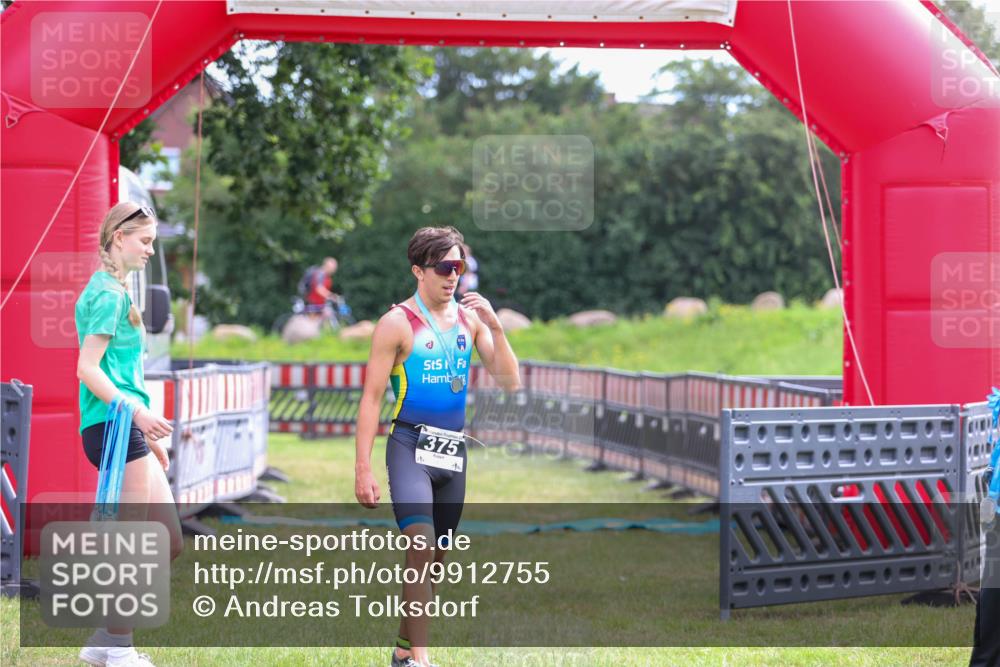 21.06.2026 - 29. Vierlanden-Triathlon Andreas Tolksdorf http://msf.ph/oto/9912755 21.06.2026 10:49:03 Ziel  meine-sportfotos.de